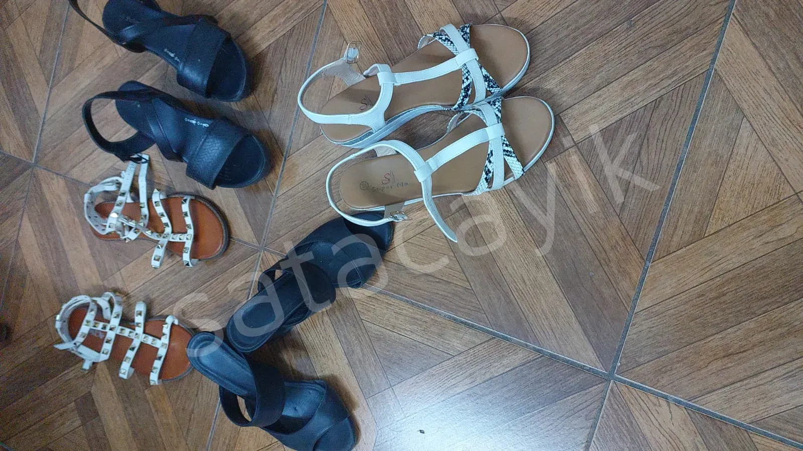 AZ GIYILMIS AYAKKABILAR 